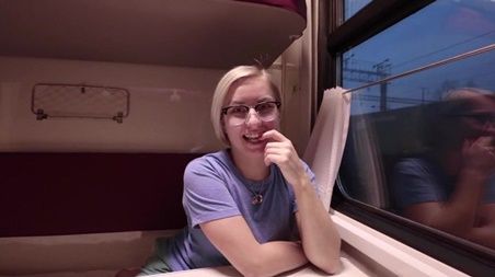 Подцепил симпатичную русскую мамку в поезде и развел на секс