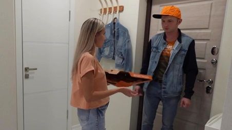 Вегетарианка устроила скандал через мясную пиццу, но доставщик согласился трахнуть её, чтобы та молчала