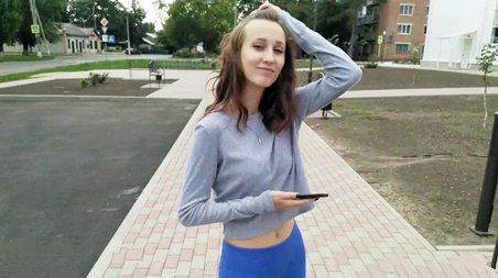 Парень подцепил на улице рабочую попку и предложил трах в анал