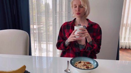 Овсянка и минет на кухне под столом! Блондинка ведет здоровый образ жизни