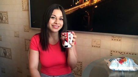 Соседка пришла за солью, а сама раздвинула ноги на кухонном столе!