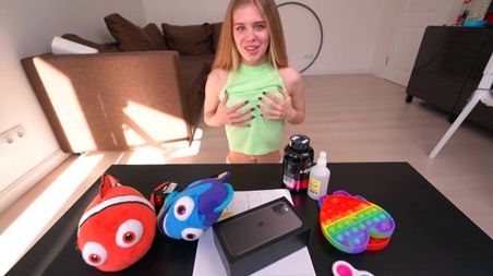 Ну что, поиграем в секс? Ложись на спинку, я тебя трахну рачком