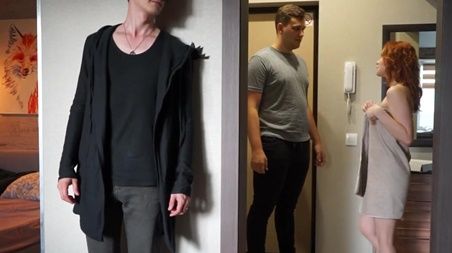 Пока подруга рассчитывалась за пиццу, её возлюбленный подглядывал и дрочил