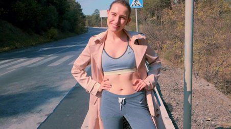 Спортсменка трахается на природе с незнакомцем ради спермы