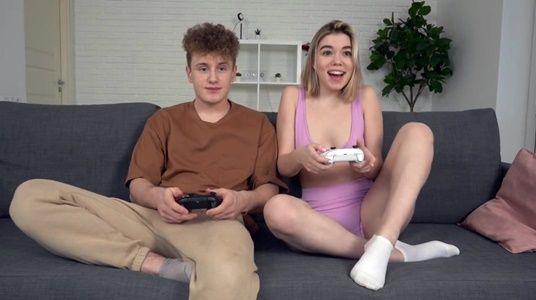 Сестра проиграла брату в PS5 и расплатилась натурой