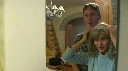 Зрелая соседка попросила повесить зеркало и расплатилась натурой