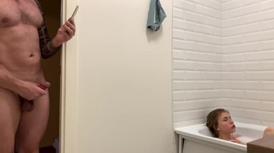 Подглядывал за сестрой и застукал, как та мастурбирует