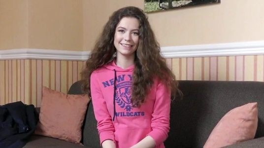 Красивая русская кучеряшка-бейби фейс пришла на кастинг Вудмана