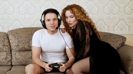 Уступил мамке поиграть в соньку, взамен на минет