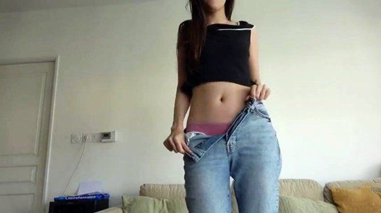 Домашний стриптиз от милой сестренки