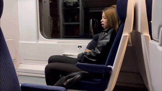 Соблазняет парня, мастурбируя  поезде