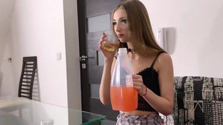 Муж напоил подругу жены, а затем воспользовался её отключкой