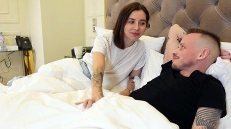 Чувак трахнул подругу брата во все дыры, пока смотрел передачу Мир наизнанку