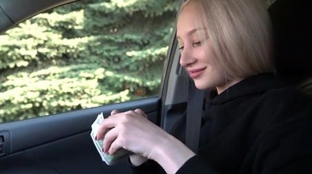 За пару сотен евро незнакомка согласилась поиграть с членом в машине