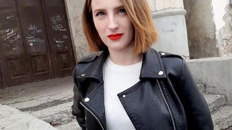 Заплатил малознакомой девушке, чтобы разрешила кончить в ротик