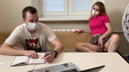 Сводная сестренка дрочит свою письку, пока братец учит ее английскому