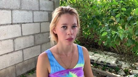 Русская крошка присела пописать на заброшке и нарвалась на маньяка