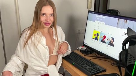 Парень утешил свою расстроенную девушку и выебал в пизду сзади