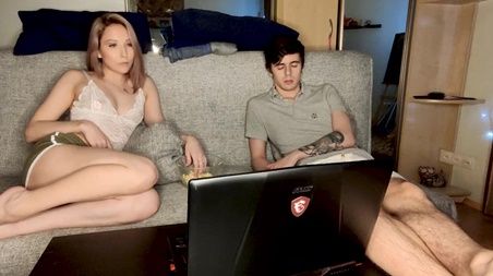 Спалил развратную сестренку за мастурбацией на порно и не остался в стороне